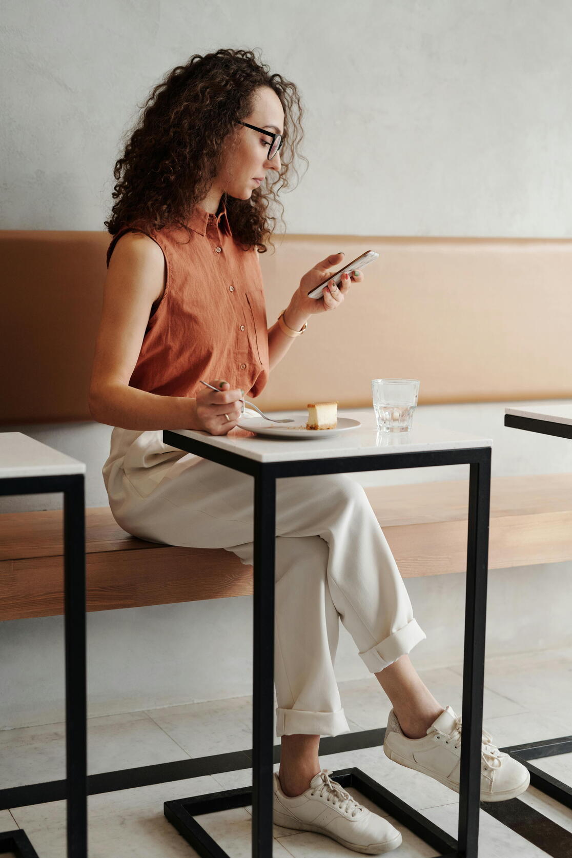 vrouw met smartphone
