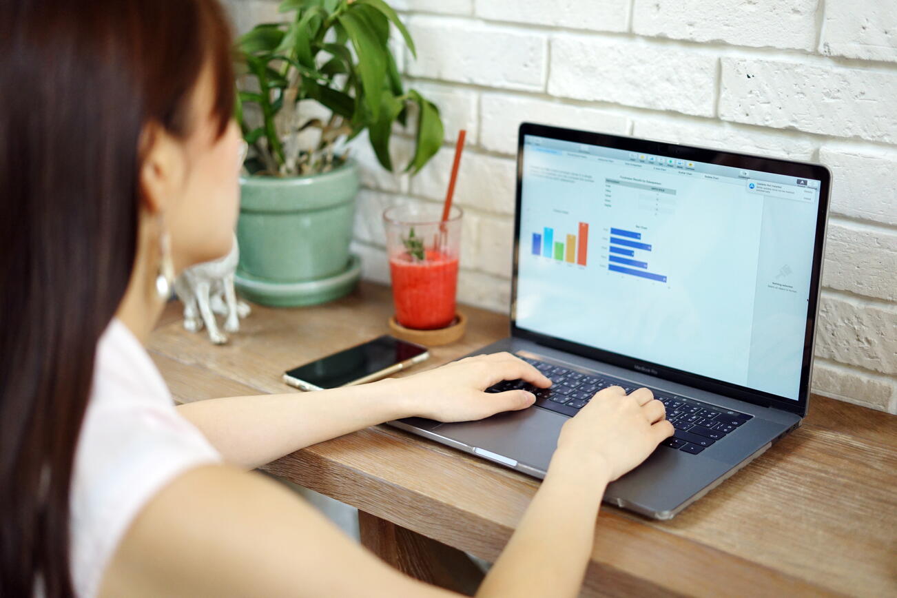 vrouw achter laptop
