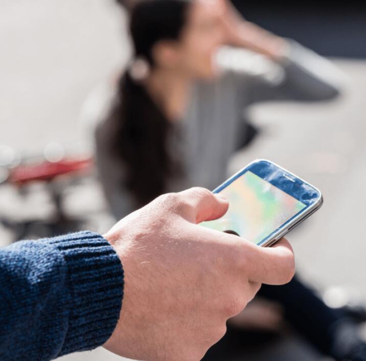 Mobiele telefoon in de hand