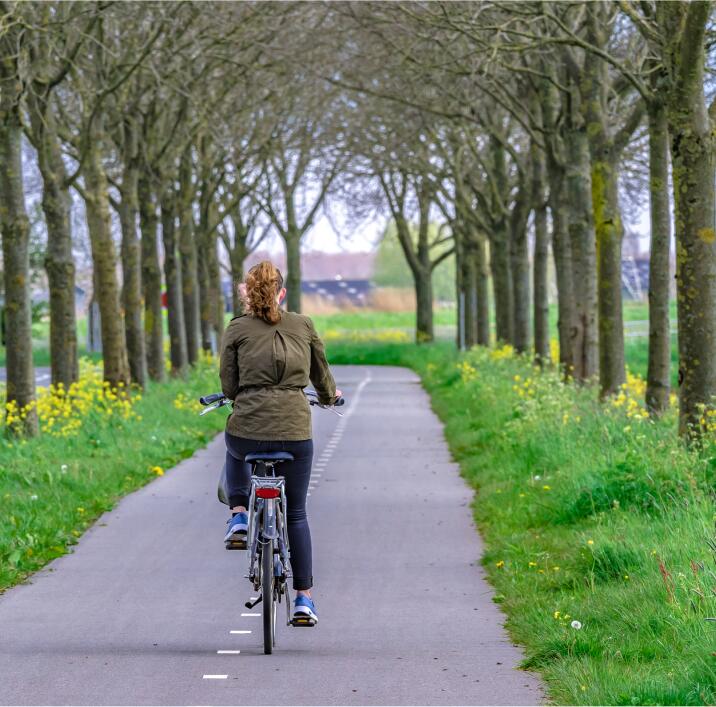 fietsen over een dijk