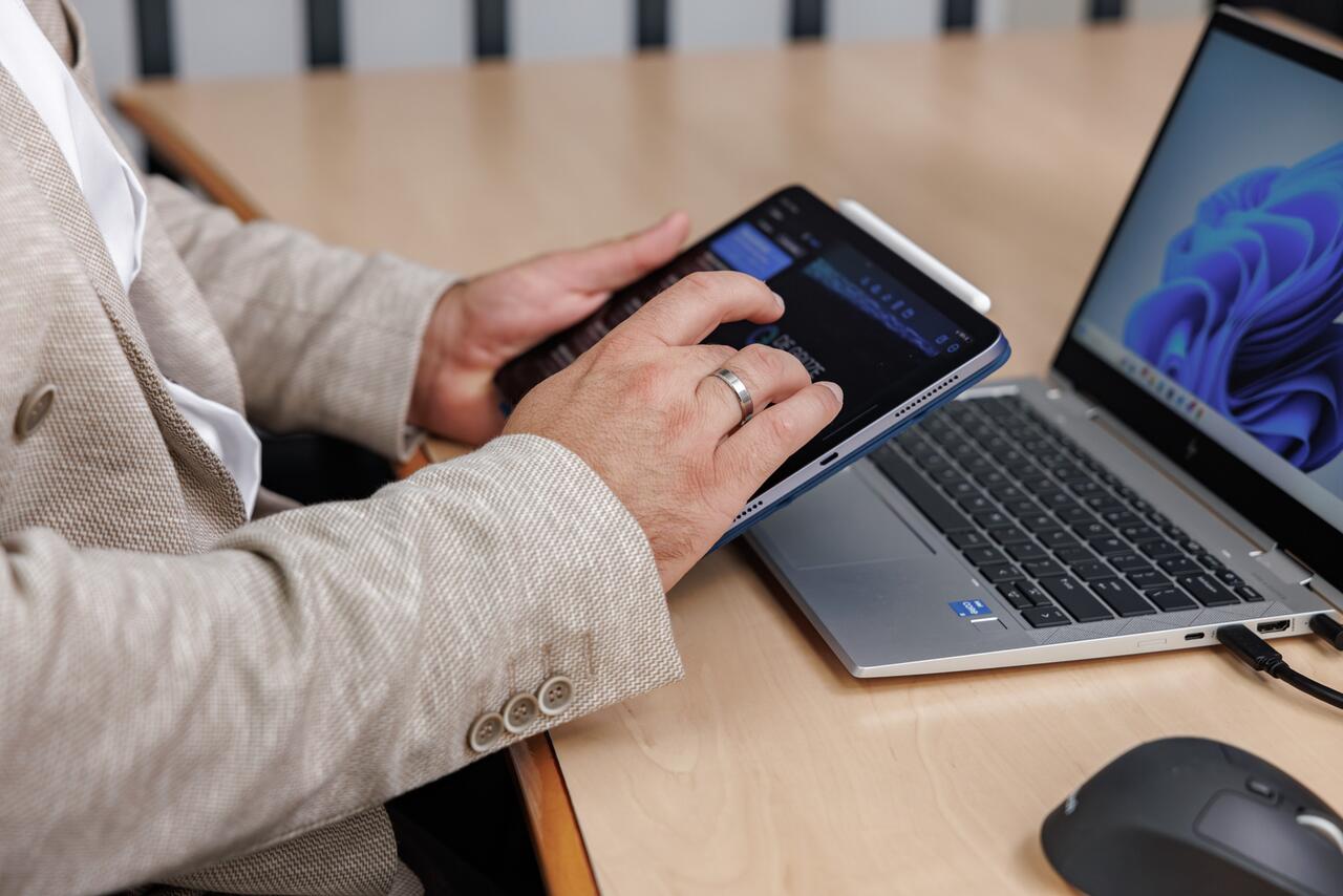 laptop aan het werk grijze clercq