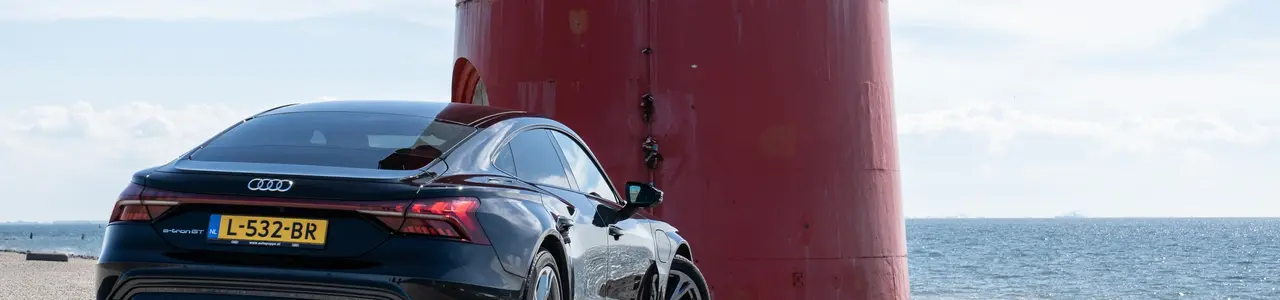 auto bij vuurtoren