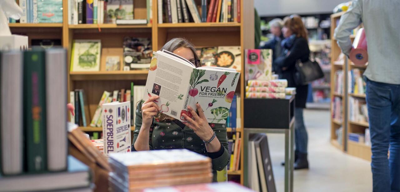 Vrouw die een boek leest