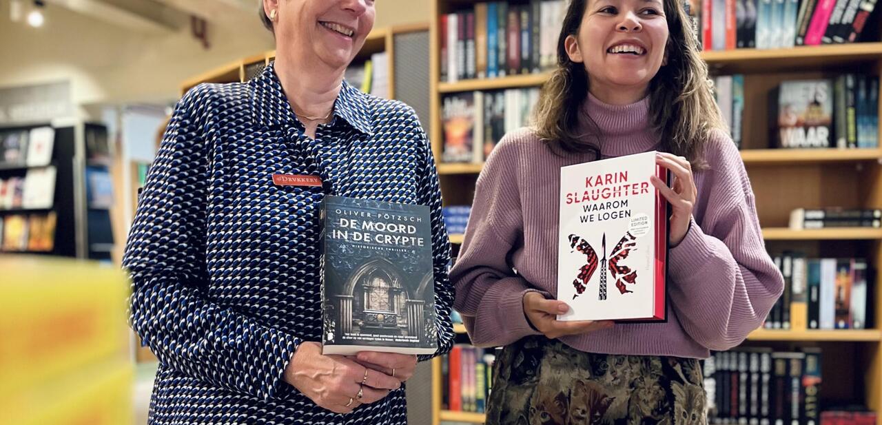 twee vrouwen die een boek vasthouden