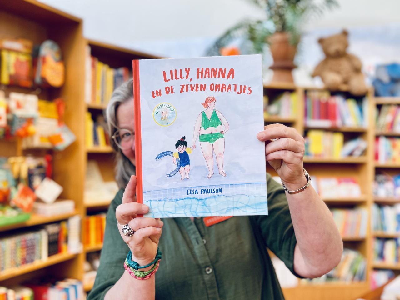 Vrouw die een kinderboek laat zien