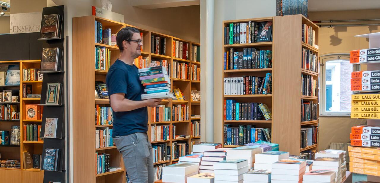Man die met boeken loopt