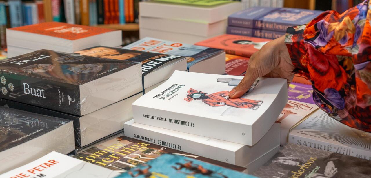 Iemand die een boek pakt