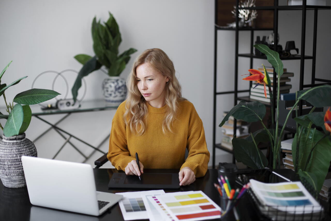vrouw achter laptop